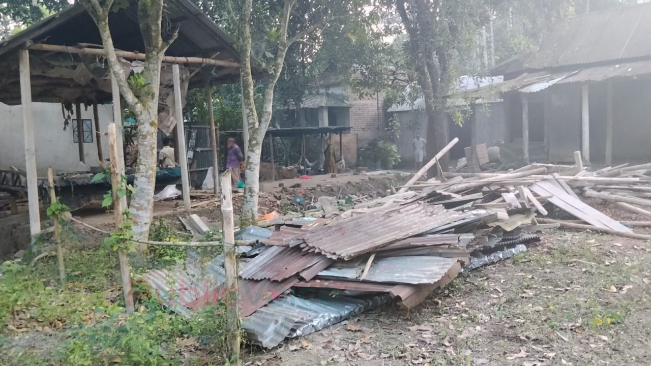 কেন্দুয়ায় জমি নিয়ে বিরোধ, বৃদ্ধার ঘর ভাঙার অভিযোগ তিন নাতির বিরুদ্ধে