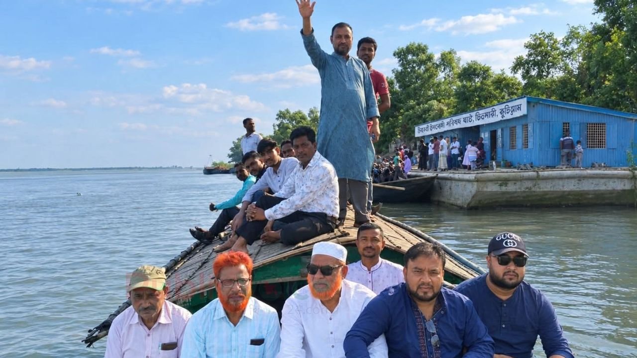 চিলমারীতে  নৌকা যোগে আব্দুল খালেক স্মৃতি ফুটবল টুর্নামেন্টের ফাইনাল খেলা দেখতে রওয়ানা