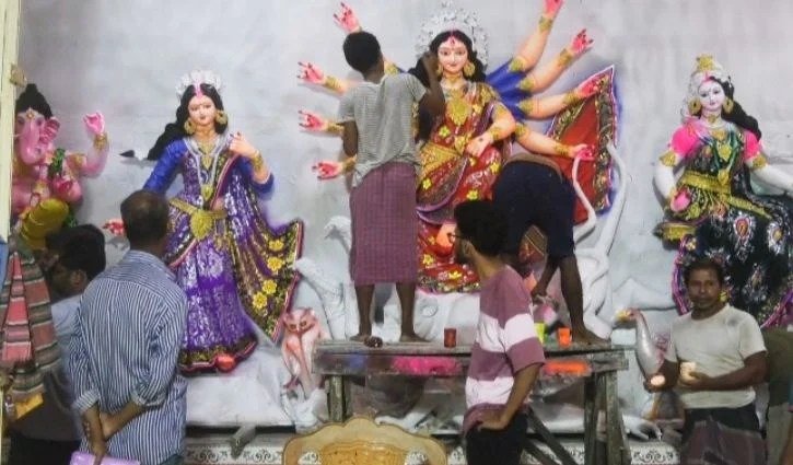 কারিগর সংকটে ঝালকাঠিতে ১৬০ মণ্ডপে দুর্গাপূজার প্রস্তুতি