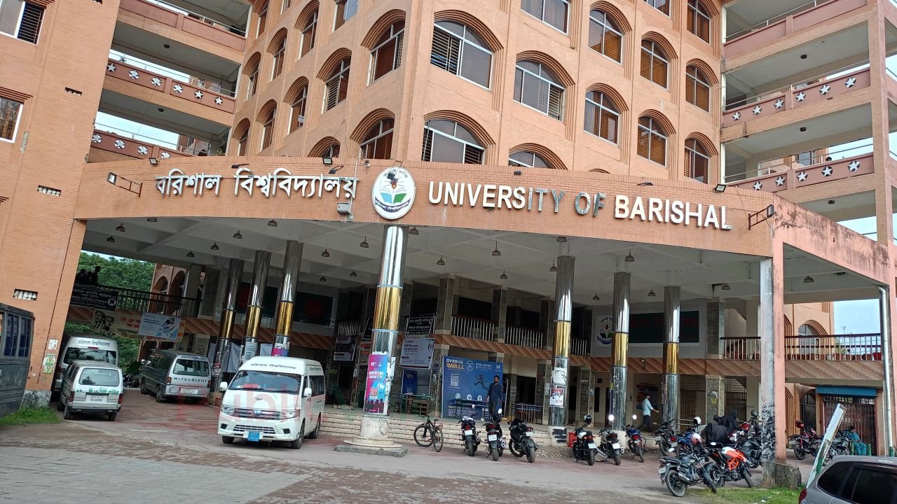 ববিতে সড়ক নির্মাণে ঠিকাদারের গড়িমসি, দুই মাসেও শুরু হয়নি কাজ