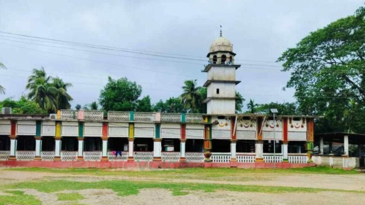 গ্রামের প্রাণকেন্দ্রে বিশ্বাস ও ভ্রাতৃত্বের ঠিকানা
