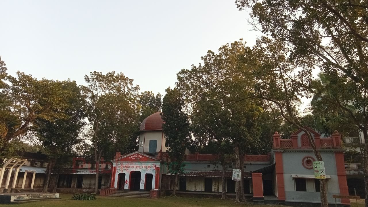 সংরক্ষণের অভাবে বিলুপ্তির পথে আঠারবাড়ী জমিদার বাড়ি