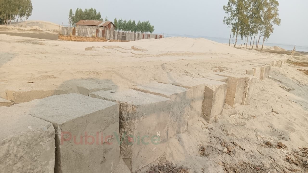 ব্রহ্মপুত্র নদের তির রক্ষা বাধের ব্লক তুলে রাস্তা নির্মাণের অভিযোগ