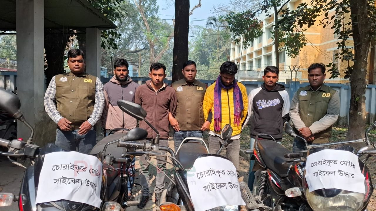 লালমনিরহাটে মোটরসাইকেল চোর চক্রের সদস্যদের ডিবি পুলিশ কর্তৃক গ্রেফতার