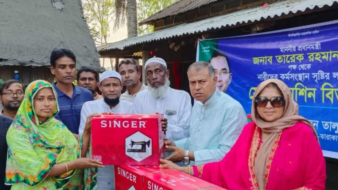 ফুলপুরে নারীদের মাঝে সেলাই মেশিন বিতরণ