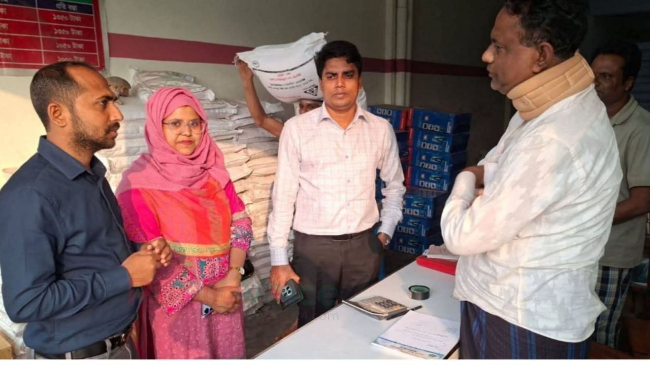 সারের কৃত্রিম সংকটে বিপর্যস্ত কৃষক, বেশি দামে বিক্রির দায়ে ব্যবসায়ীকে জরিমানা