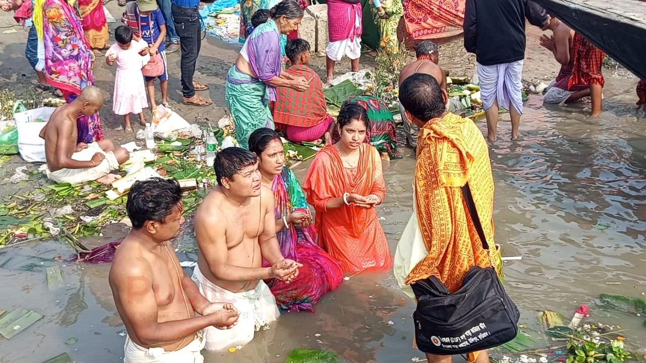 চিলমারীতে ব্রহ্মপুত্র নদের পাড়ে লাখো ভক্তের সমাগমে সনাতন ধর্মাবলম্বিদের অষ্টমীর স্নান অনুষ্ঠিত।