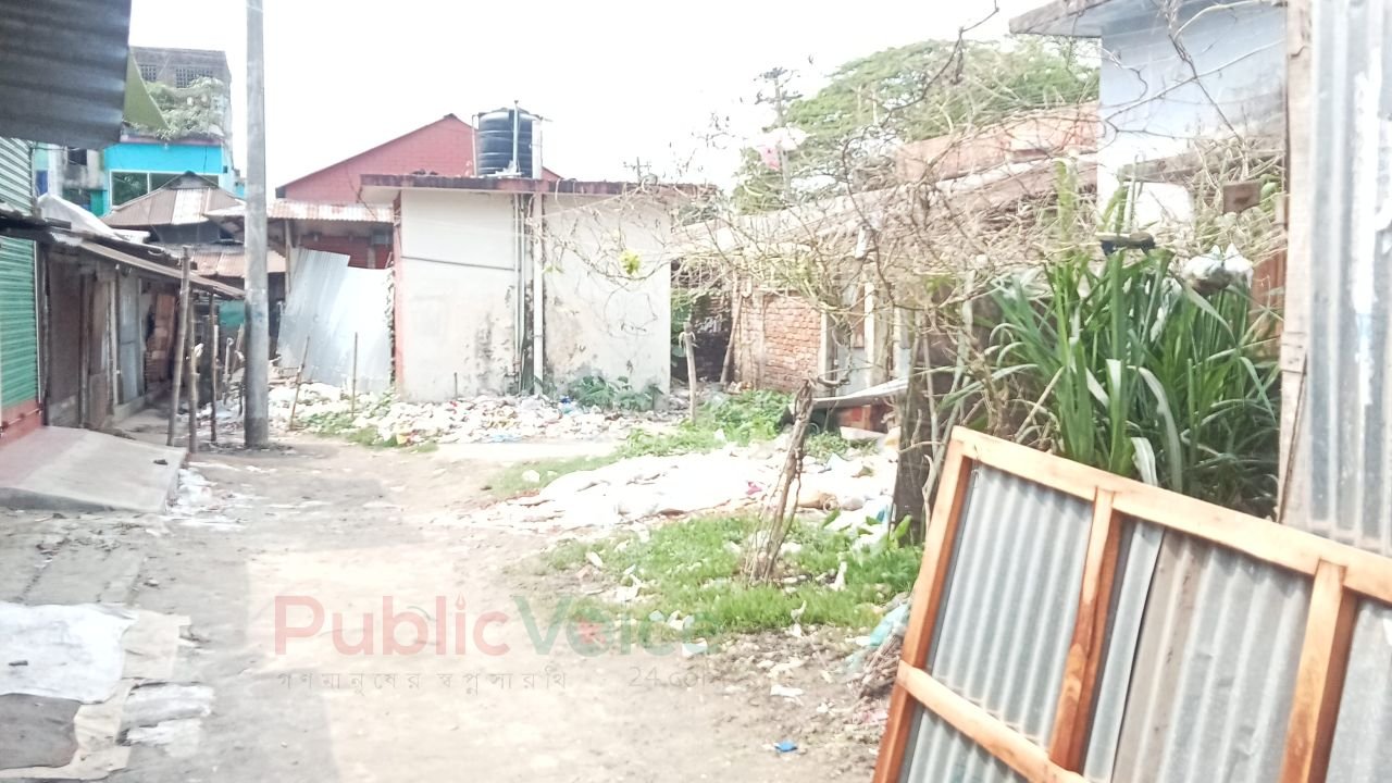 ছিল কৃষকের হাঁকডাক, আজ সেখানে নীরবতা আর দুর্গন্ধ