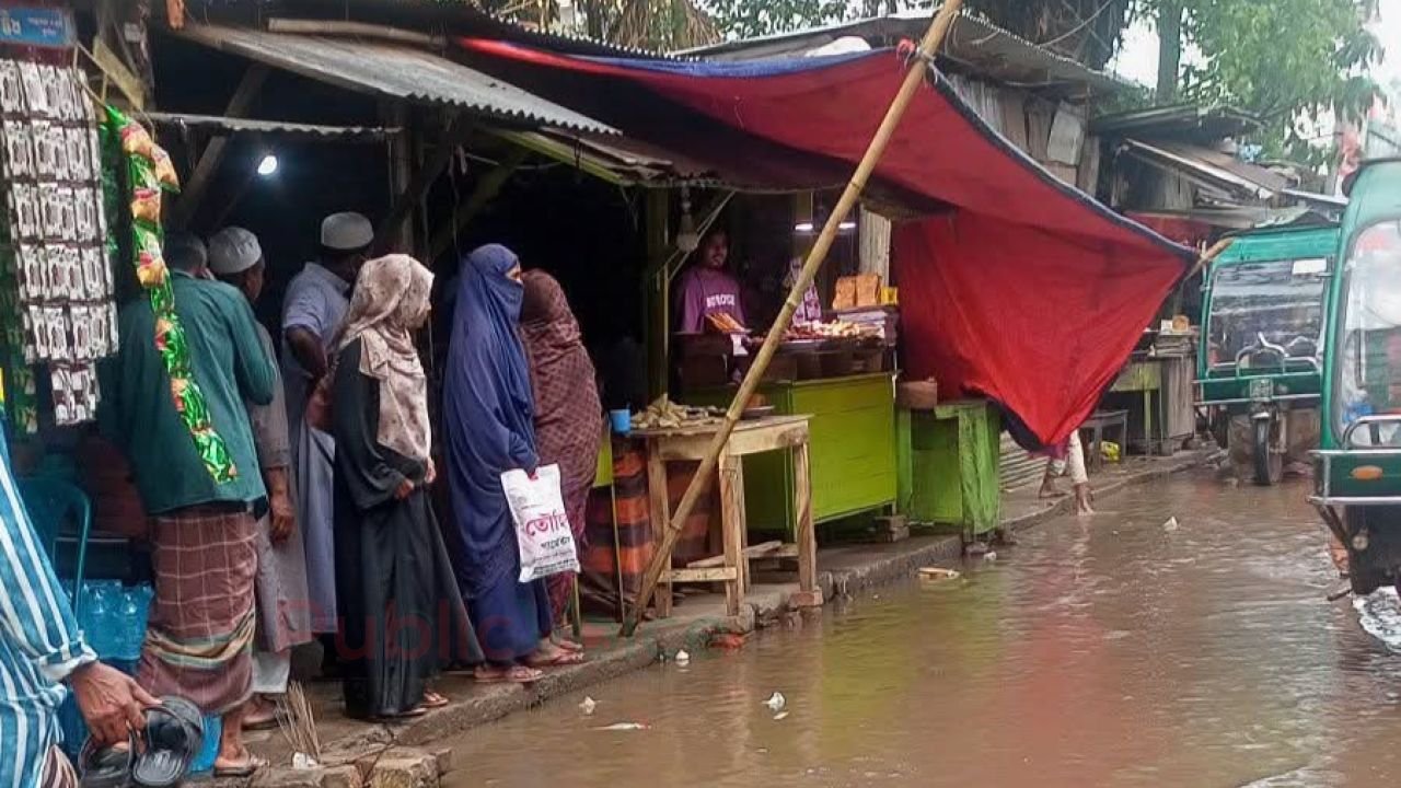 আঠারোবাড়ী বাজারে ফুটপাত দখল—জনগণের পথরোধ, ভোগান্তির শেষ কোথায়?
