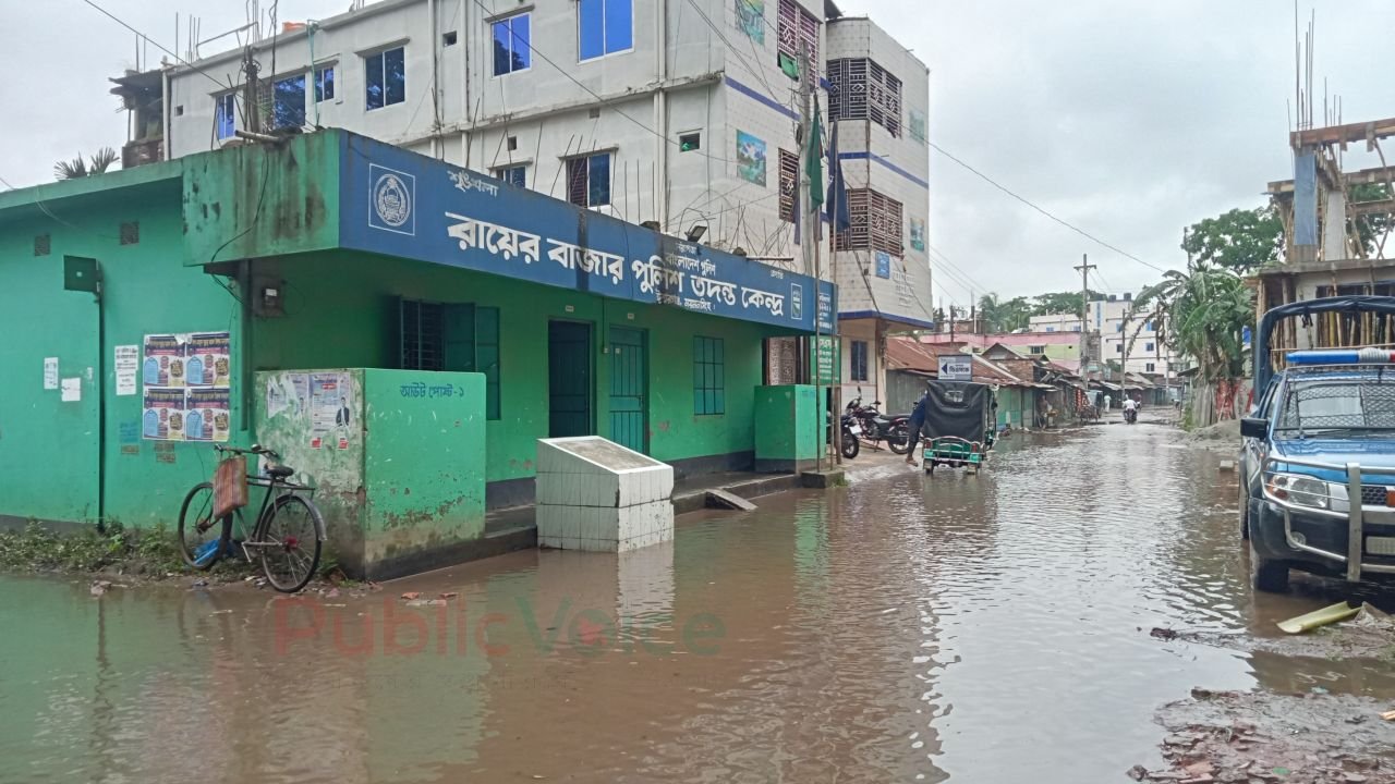 জলাবদ্ধতায় স্থবির জনজীবন, চরম ভোগান্তিতে রায়েরবাজারবাসী