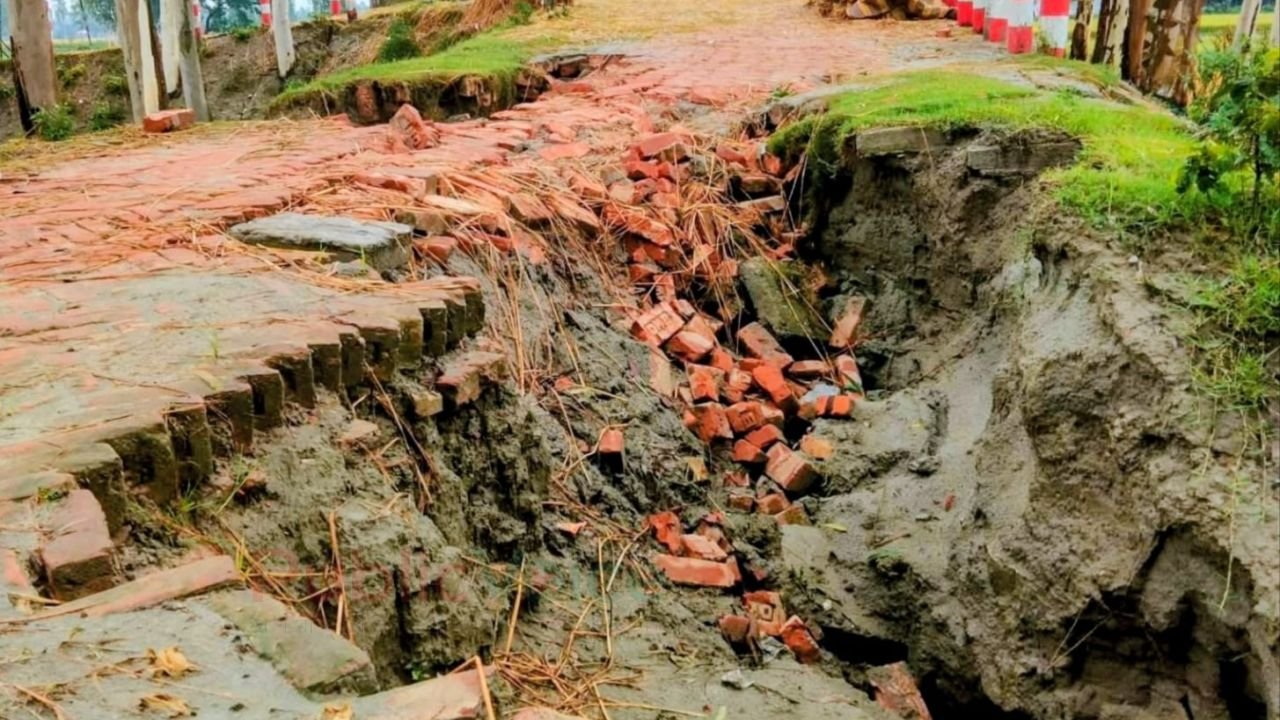 চিলমারী উপজেলা প্রকৌশল বিভাগের কাজে তদারকির অভাবে আকালু ঘাট ব্রীজের সংযোগ সড়ক ধ্বসে জনভোগান্তি