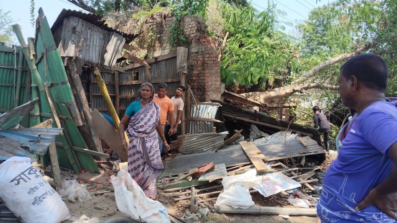 গোদাগাড়ীতে অবৈধ দোকানপাট উচ্ছেদ: জনমনে স্বস্তি