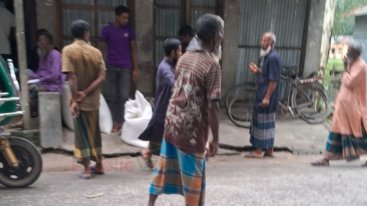 উলিপুরে ঈদ ভিজিএফের চাল সিন্ডিকেটের পকেটে! বঞ্চিত হতদরিদ্ররা।