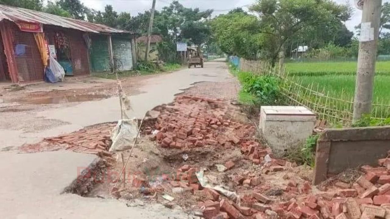 ভারি বৃষ্টি ও পাহাড়ি ঢালে মৌলভীবাজারে চার উপজেলায় ৯৫ কি:মি: সড়ক ক্ষতিগ্রস্ত