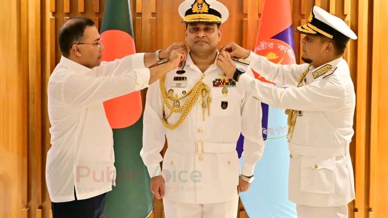 নবনিযুক্ত নৌবাহিনী প্রধান খোন্দকার মিসবাহ উল আজীমের র্যাংক ব্যাজ পরিধান