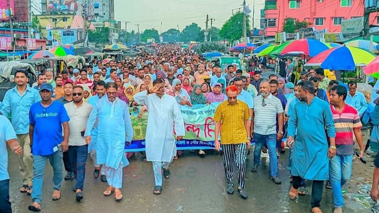 জুলাইয়ের আত্মত্যাগ স্মরণে বর্ষপূর্তি, ঈশ্বরগঞ্জে বিএনপির আনন্দ মিছিল