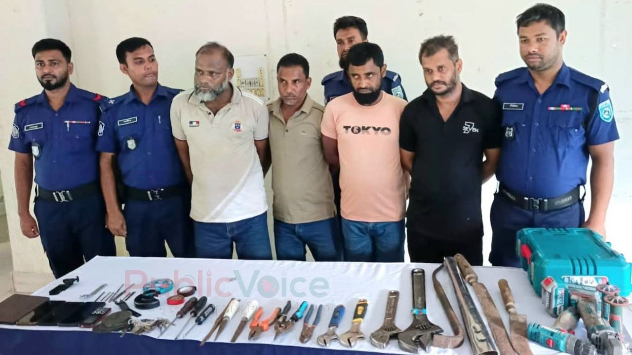 হাতীবান্ধায় আন্তঃজেলা ডাকাত দলের ৪ সদস্য গ্রে’প্তার, কারসহ বিপুল সরঞ্জাম উদ্ধার