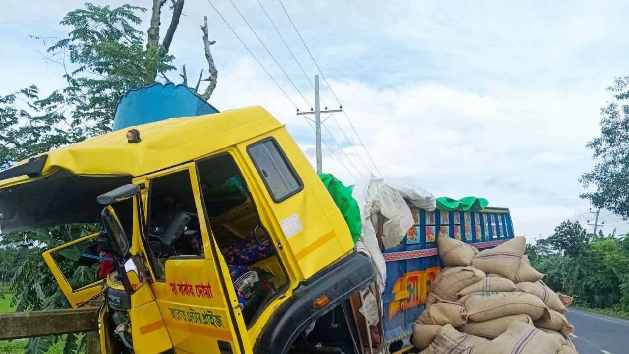 নান্দাইল-চৌরাস্তা সড়কে ট্রাকের চাকা ব্লাস্ট, প্রাণ গেল ছোট ভাইয়ের; হাসপাতালে বড় ভাই