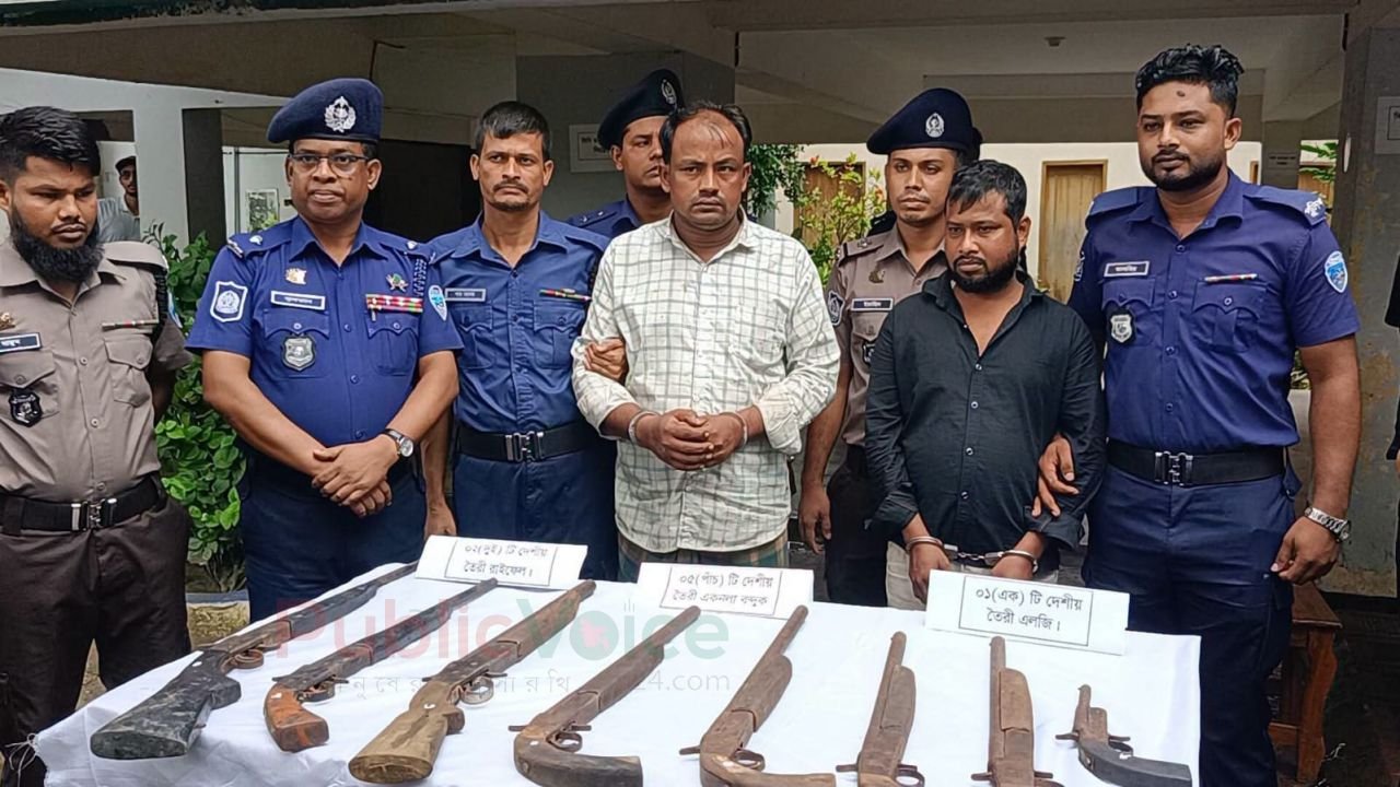 মহেশখালীতে থেকে অস্ত্র পাচারকালে বিশাল অস্ত্রের চালান উদ্ধার, গ্রেপ্তার-২