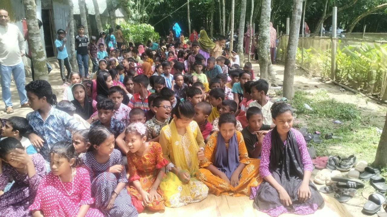 ঈশ্বরগঞ্জে ৩৬০ শিক্ষার্থীর মাঝে ফলদ-বনজ ও ঔষধি গাছের চারা বিতরণ