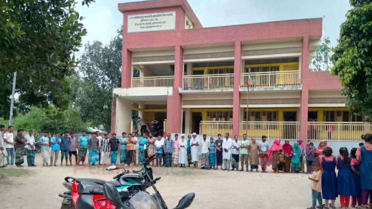ধুনটে প্রধান শিক্ষিকার বিরুদ্ধে অভিযোগ তদন্তে গিয়ে বিপাকে কর্মকর্তা