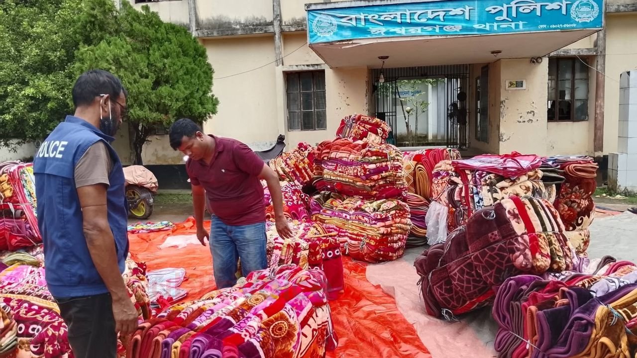 আঠারবাড়ীতে পুলিশের চেকপোস্টে ভারতীয় চোরাই পণ্যের চালান জব্দ